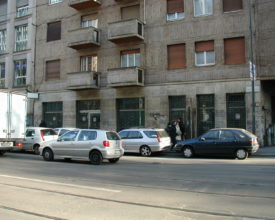 strada e edificio